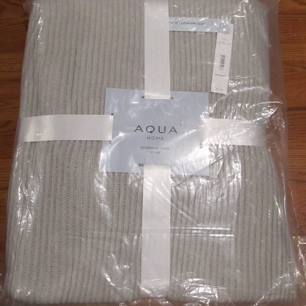 Bloomingdale’s AQUA Ribbed Knit Throw – Soft Ribbed Texture, Exclusive Design